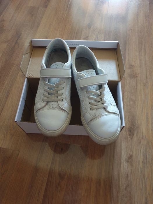 Продам    белые кроссовки  на подростка