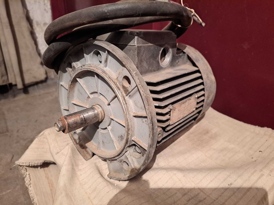 Продаются электродвигатели.