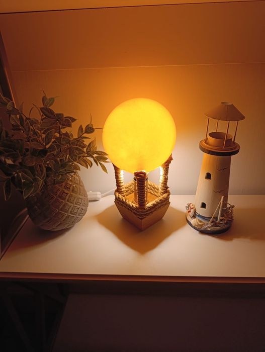 Veioza fabricata din coaja de ou de Struț