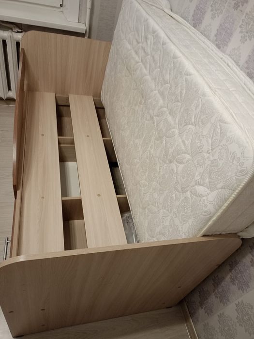 Продам кровать с матрасом