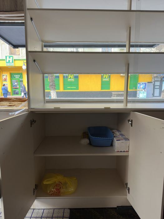 Vitrina mebel holati deyarli yengi