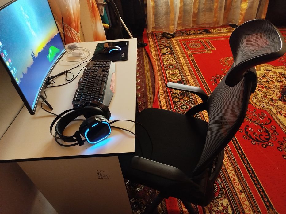 Stol kompyuteri dasturlash treyding dizayner ishlari uchun moʻshniy