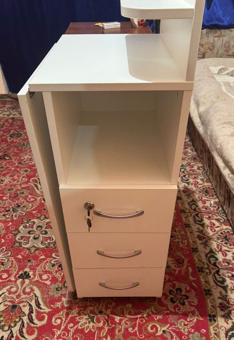 Стол маникюрный.