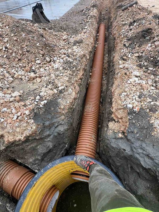 Багери, бетон, изкопи, пътища, права обратна вода, септични ями.