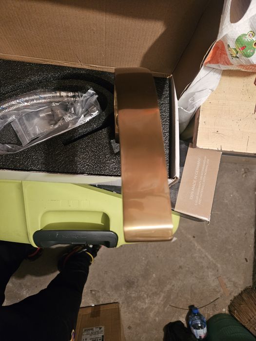 Златен смесител за баня