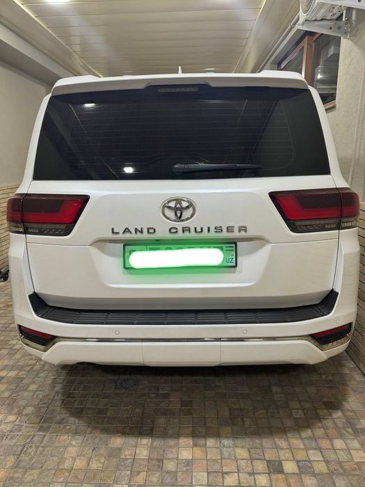 2023 yilda ishlab chiqarilgan Toyota Land Cruiser 300 full avtomobili