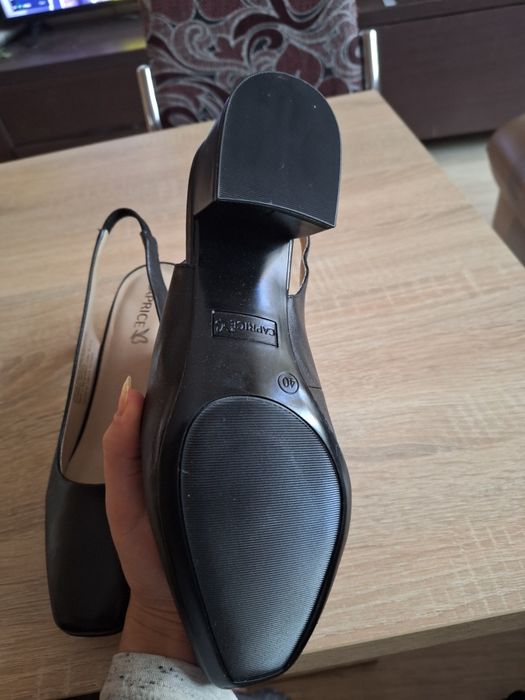 Черни Обувки на Ток Caprice