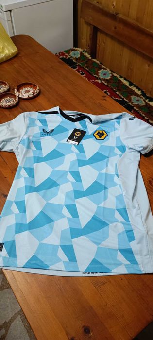 Футболна фланелка на ФК Улвърхемптън Уондърърс чисто нова купена от UK