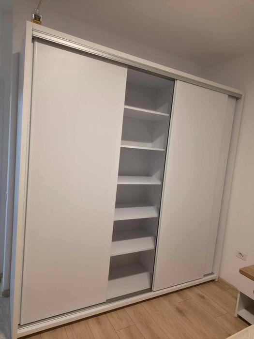 Dulap cu 3 uși culisante – stare bună / ca nou – modern – București