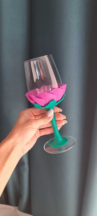 Чаша за вино ,ръчно декорирана с полимерна глина.