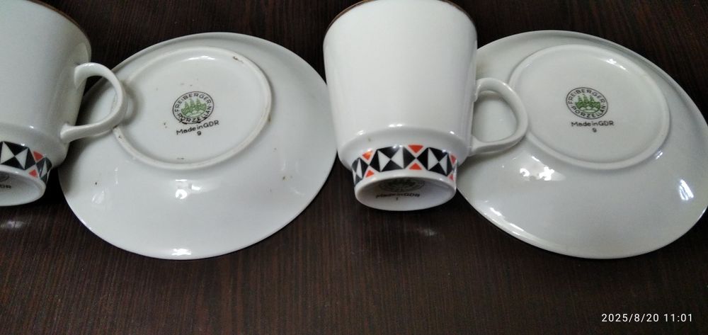 Две пары винтажных кофейных чашечек.