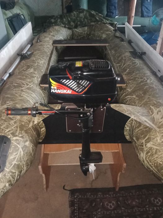 Продам лодку с двигателем новая