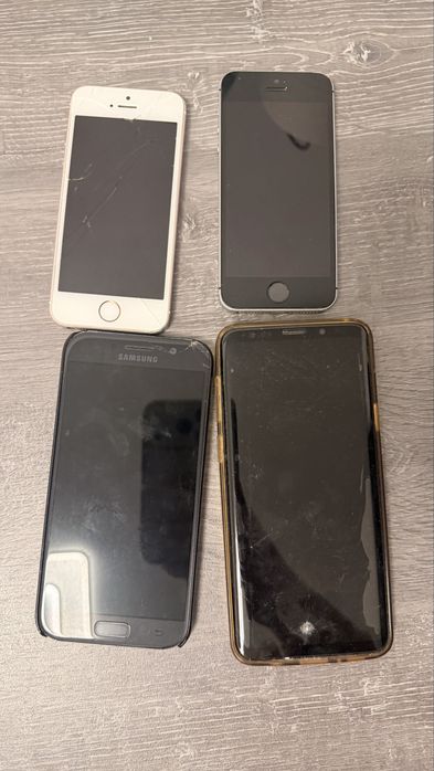 Vand mai multe telefoane