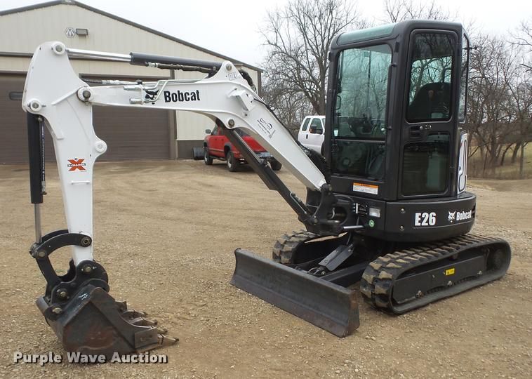 Inchiriez miniexcavator Bobcat cu picon