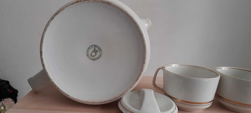 Стар порцеланов чайник с две чашки