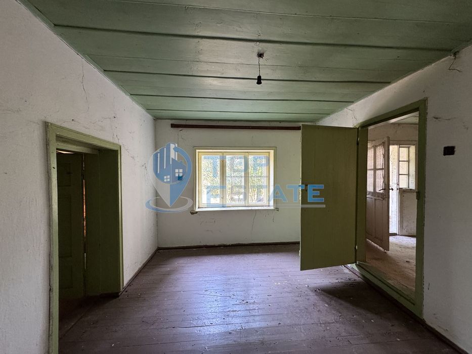 Тухлена къща с кладенец и голям двор в село Павел, област Велико Търн