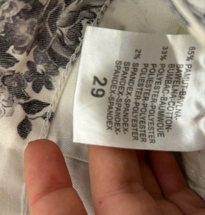 Pantaloni albi cu flori