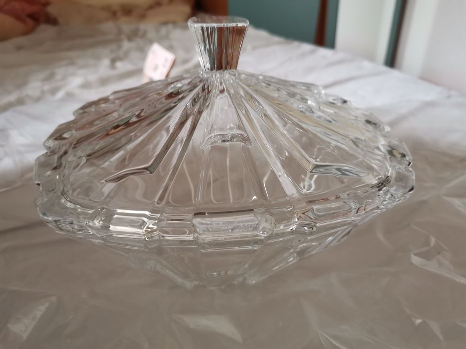 Vând bomboniera  nouă cristal+cadou