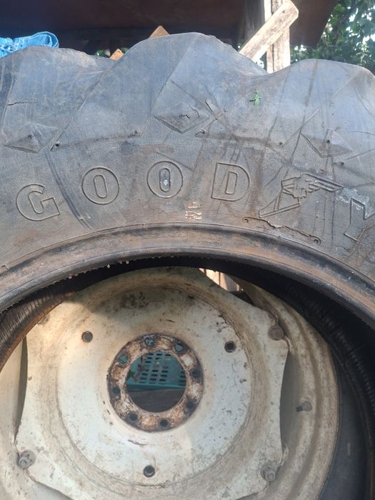 Vind două anvelope tractor