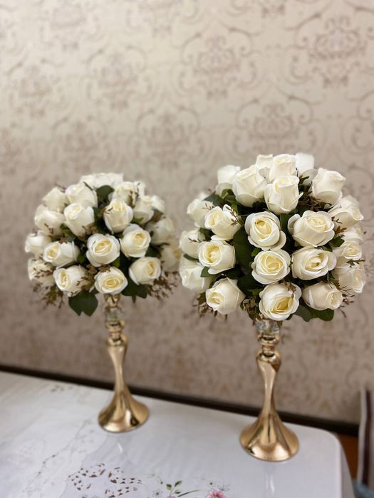 Suniy gullar shohona stol uchun