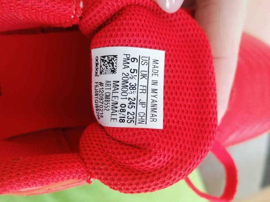 Adidas нови тренировъчни обувки за зала или навън.