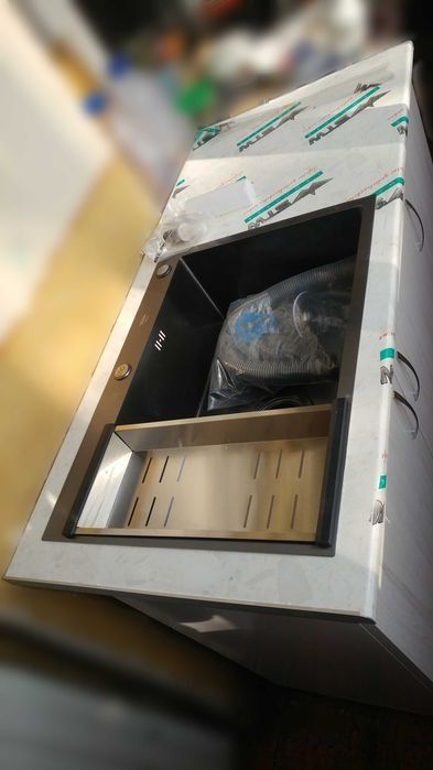 Kuxiniy rakvina va stoleshnitsa sotiladi