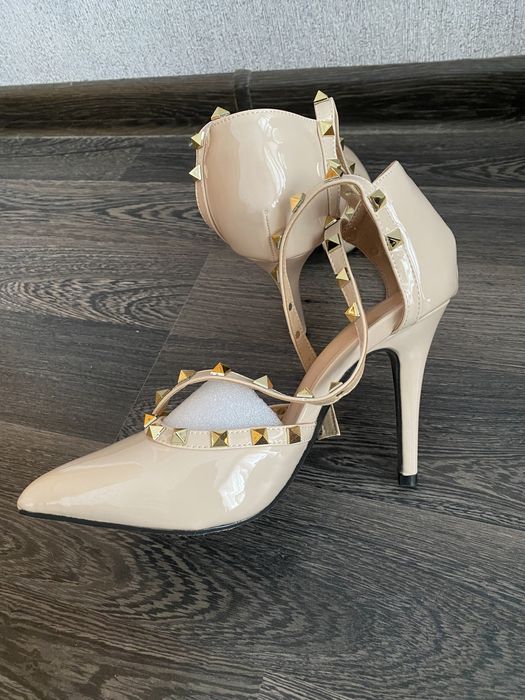 НЕУПОТРЕБЯВАНИ Обувки на висок ток