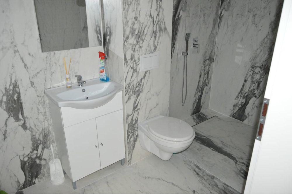 Vand apartament utilat mobilat .