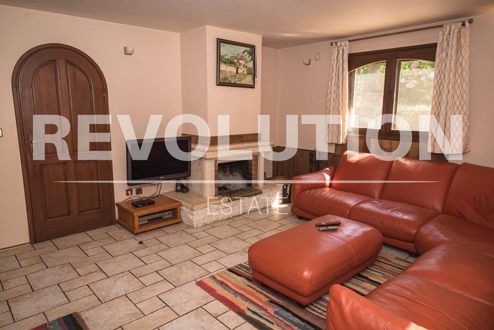 Дава се под наем Къща в с. Приселци, Област Варна - 300 кв.м за 2000 € - Снимка #1