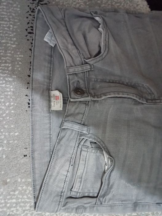 Vând blugi diferite culori.