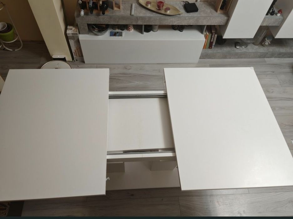 Бяла трапезна маса 115 евро  и  2 бр. столове (25  евро за 1 стол)