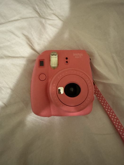 Фотоапарат с моментални снимки instax mini 9