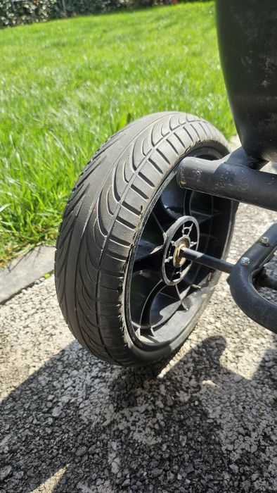Mașina cu pedale - volan înlocuit cu ghidon