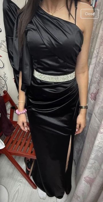 rochie neagră lunga eleganta cu umar gol & strasuri