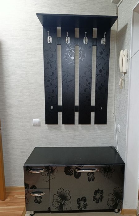 Прихожая вешалка и тумбочка