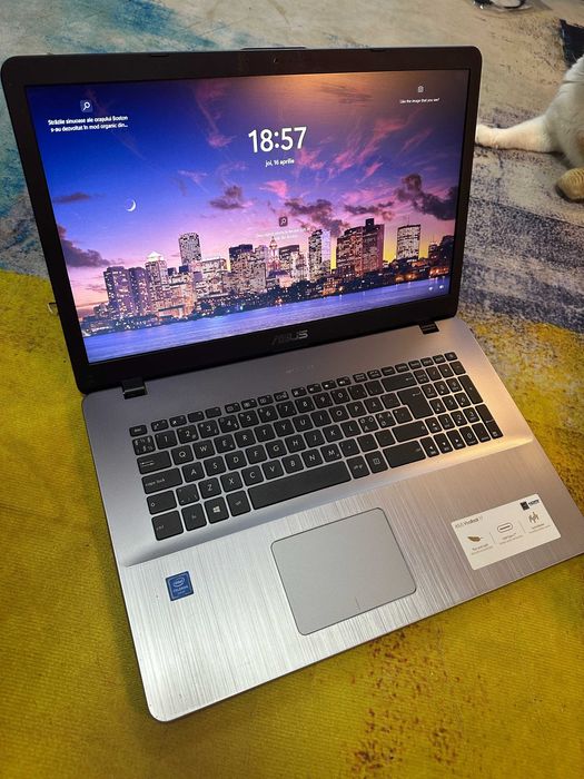 Laptop Asus Vivobook 17, ecran mare, ssd 120 gb, ram 4 gb ddr4