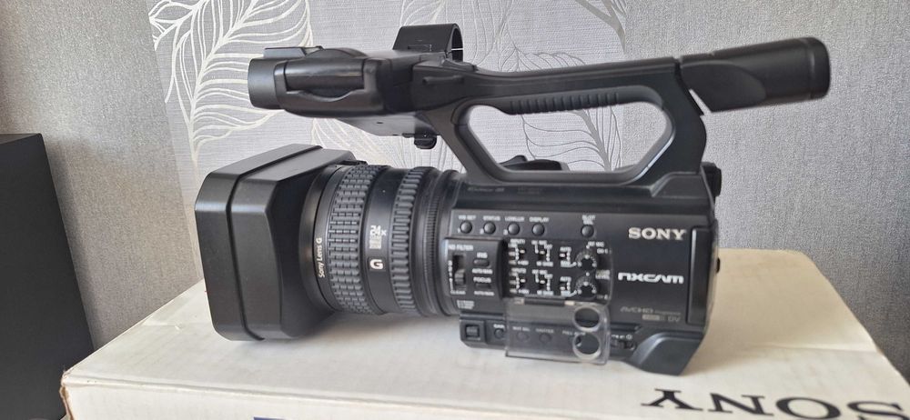 Продавам Sony HXR-NX100