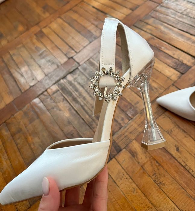 Pantofi cu toc eleganți Exist