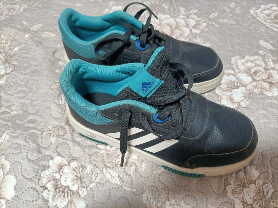 Adidași purtați foarte puțin