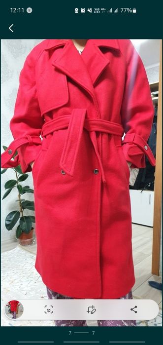 Демисезонное пальто, перчатки в подарок