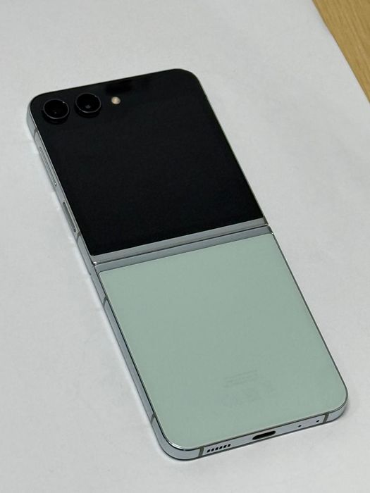 Samsung Galaxy Z Flip 5 | 256GB | Factory Unlocked | Garanție 15.09.26