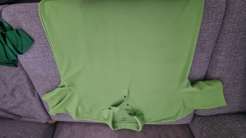 Vând 2 tricouri verzi, material sintetic, stil Polo/Golf
