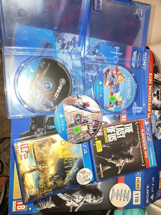 Playstation 4 slim 1tb + 2 kontrolera + 5 igri na diskove