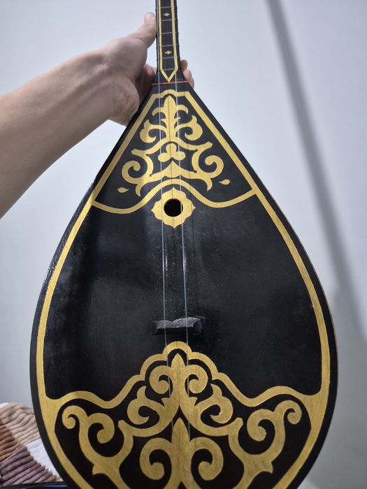 Черный домбра,и чехол