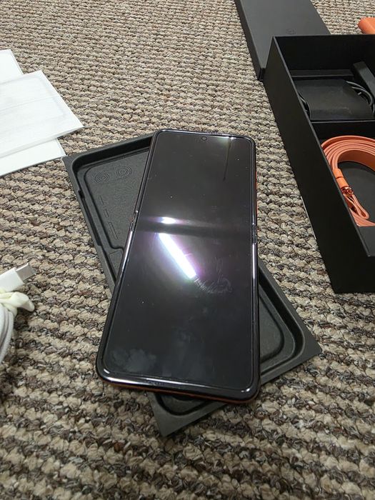 Продавам Motorola RAZR 50 orange