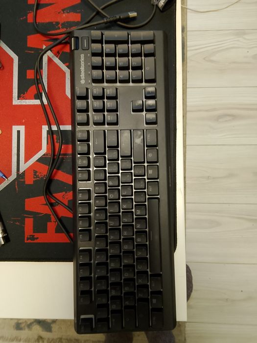 Клавиатура и наушники