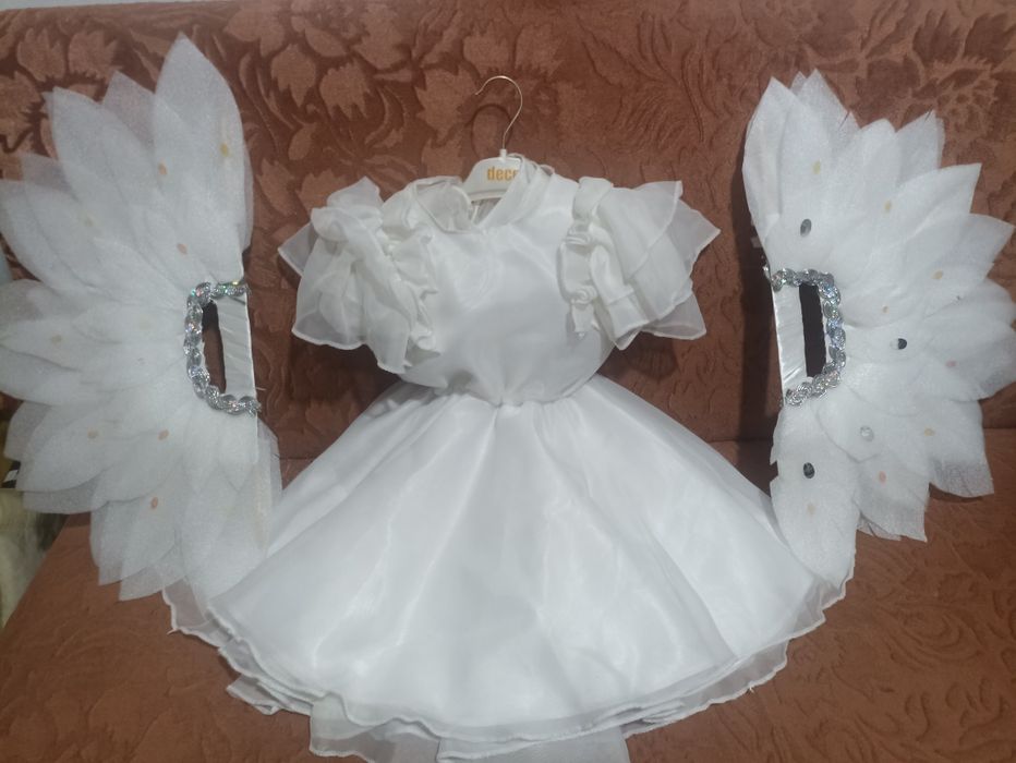 Белое базовое платье с веерами