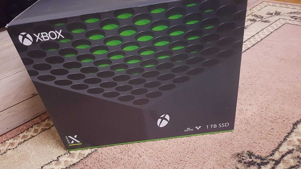 Consola Xbox Series X (ca nou) + controller + 7 jocuri