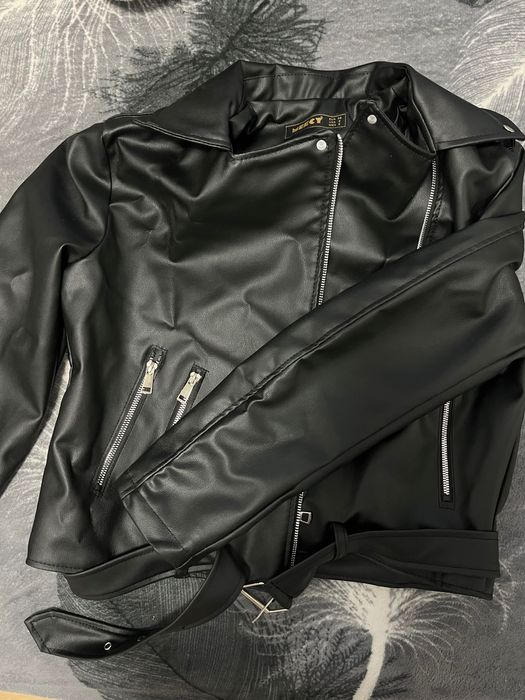 Продавам дамско кожено яке