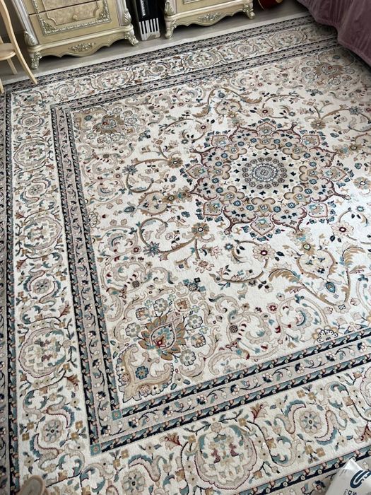 Палас белый.